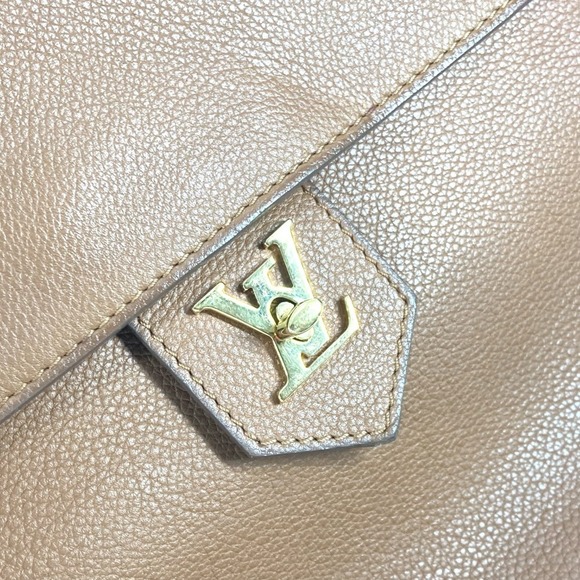 LOUIS VUITTON Brown Leather Shoulder Bag - Picture 9 of 16